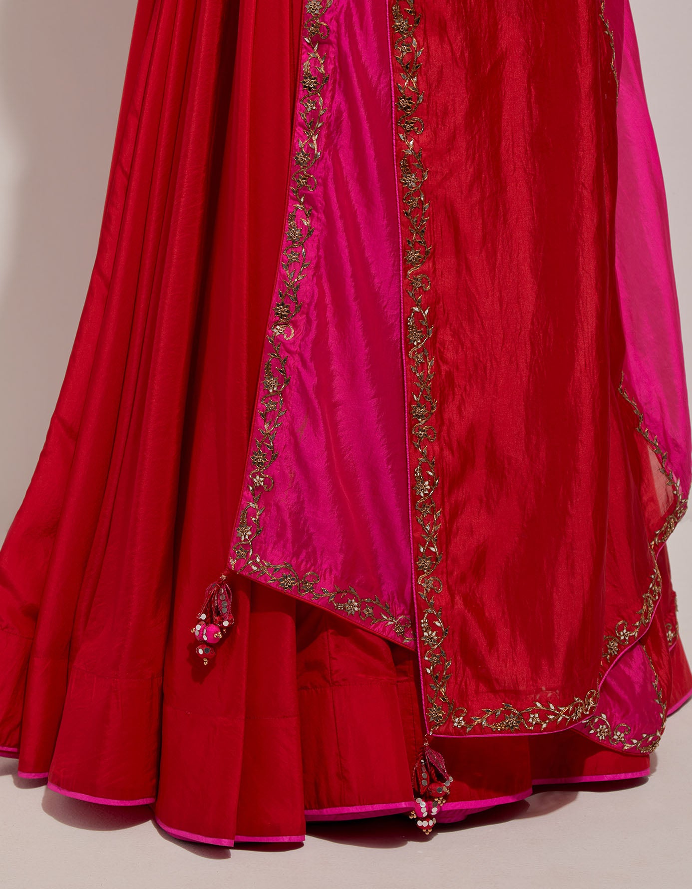 Surkh laal Chadi Tilla Lehenga Set